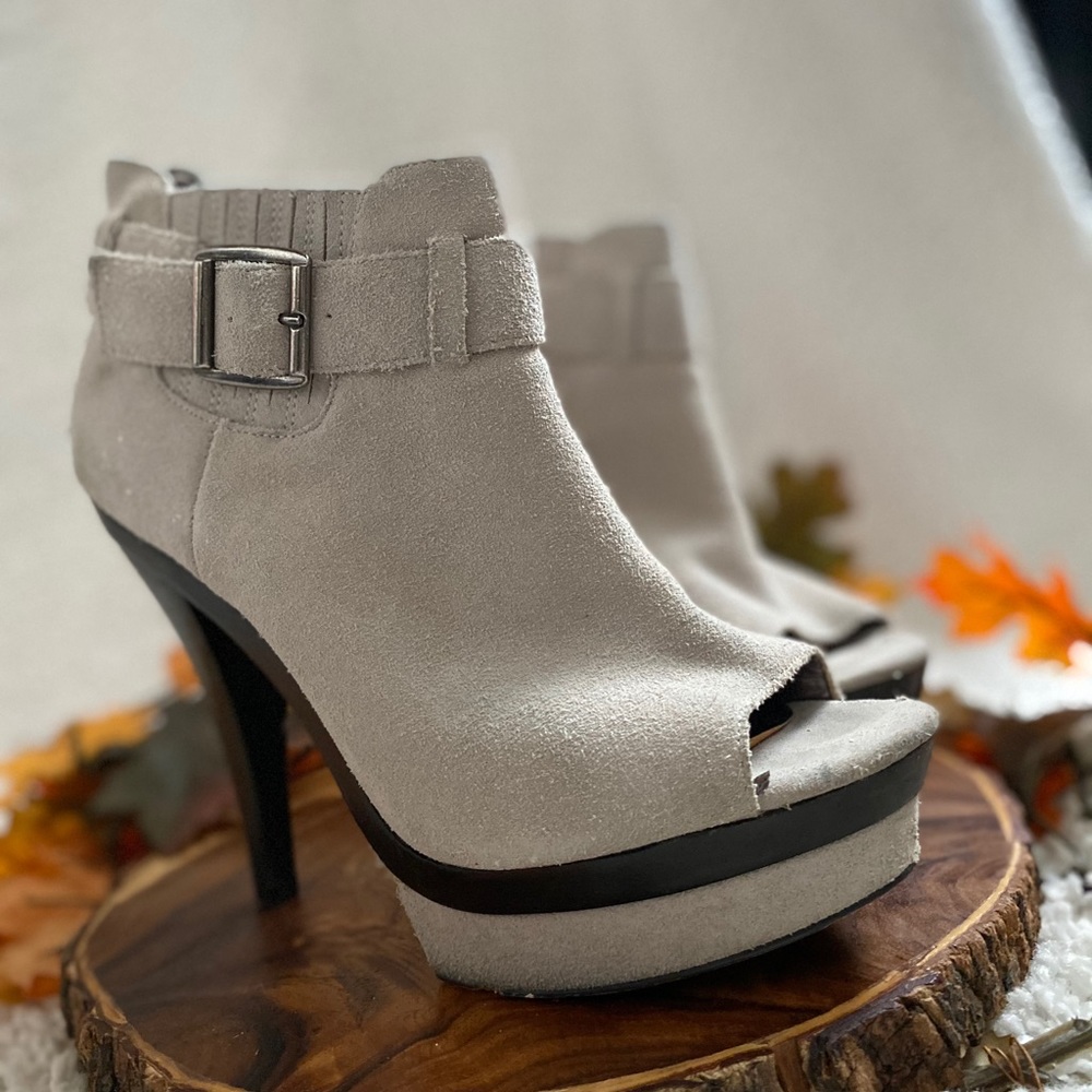 Cream/gray boot heels